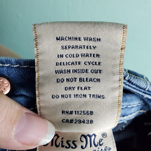 Miss Me Girl's Big Border Flap Pocket Embroidered Bling Bermuda Shorts Size 14 - Picture 10 of 10